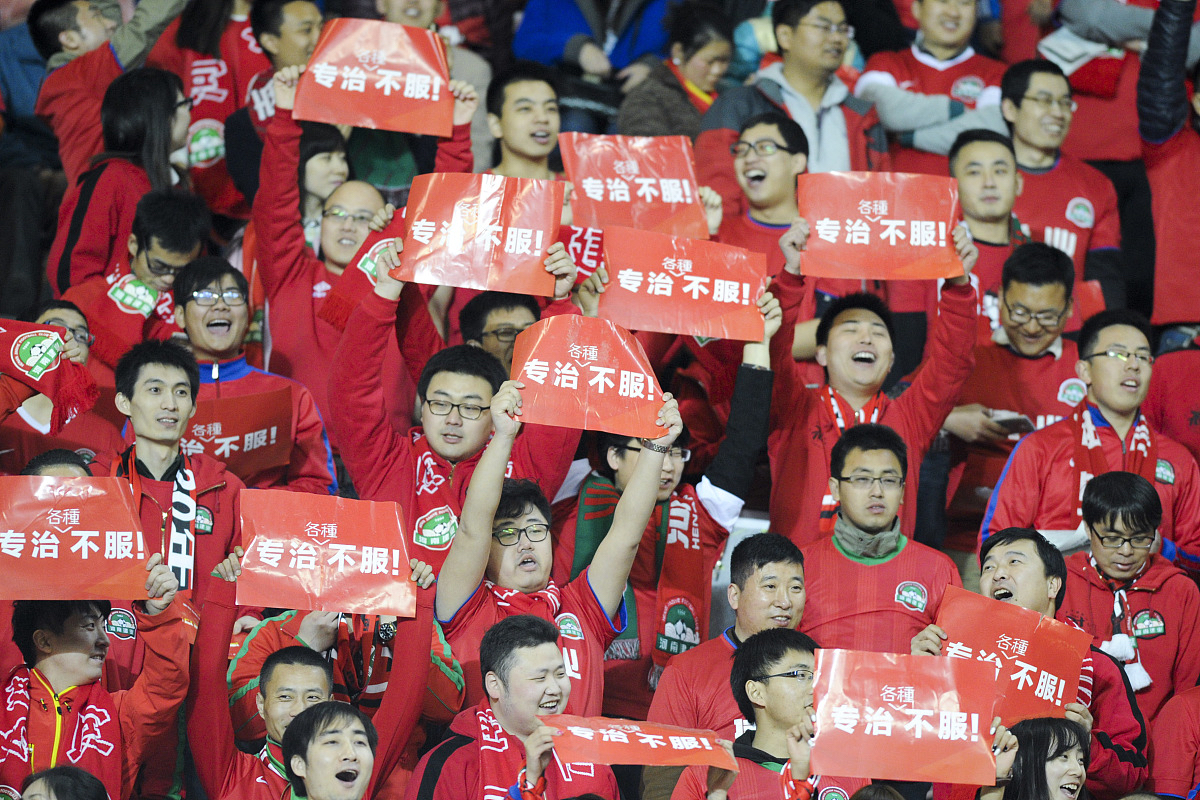 关于力争上游的球队展现团队合作力，取得胜利的信息