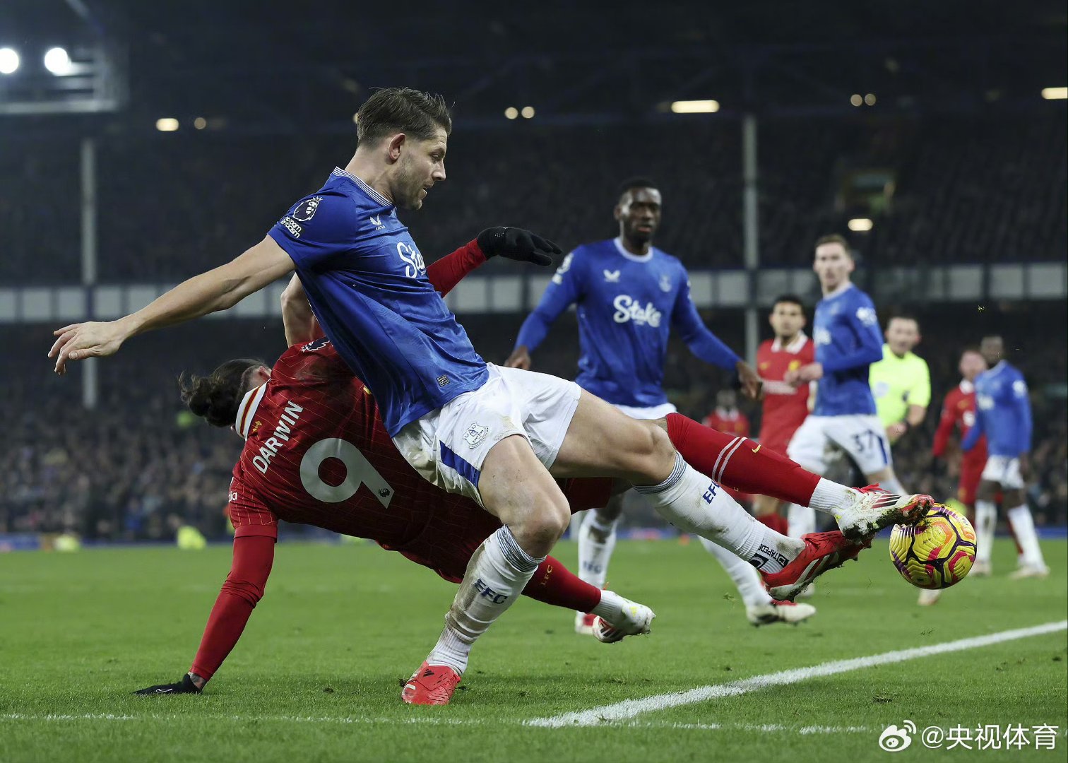 费德勒回归赛场，大胜首场状态亮眼，利物浦观众沸腾！